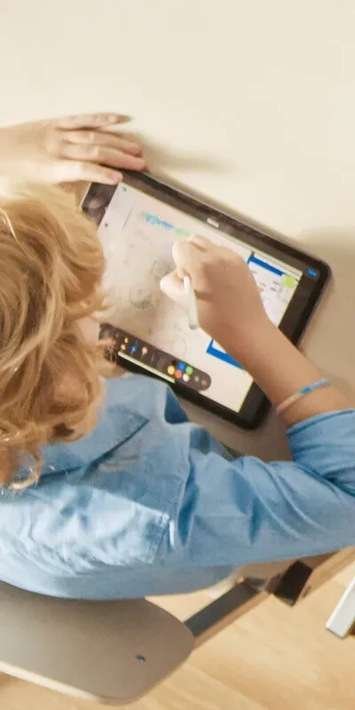 Jongen op tablet vogelview