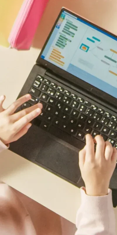Jongen op laptop vogelview