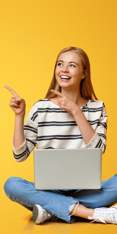 Partner_ITS_ICT_meisje wijst iets aan_geel