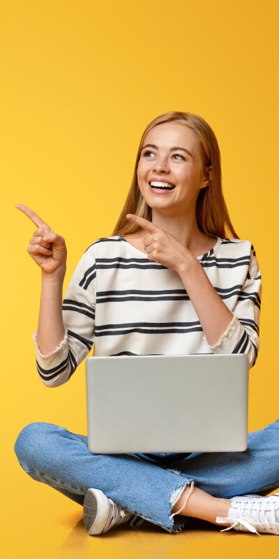 Interessantelinks_ITS_ICT_meisje wijst iets aan_geel