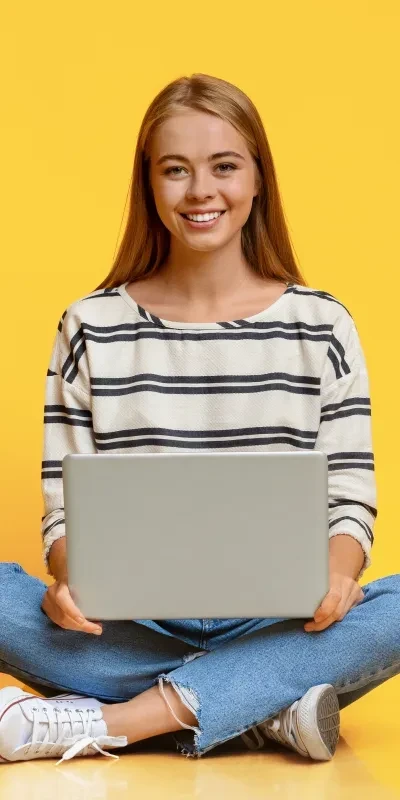 Tiener blond op laptop