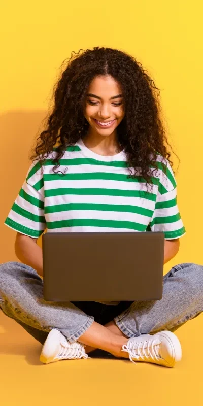 Tiener met laptop