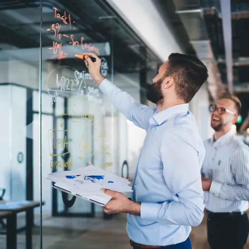 AdviesProjectmanagement_ITS_ICT_CTA_leraar schrijft iets op het bord