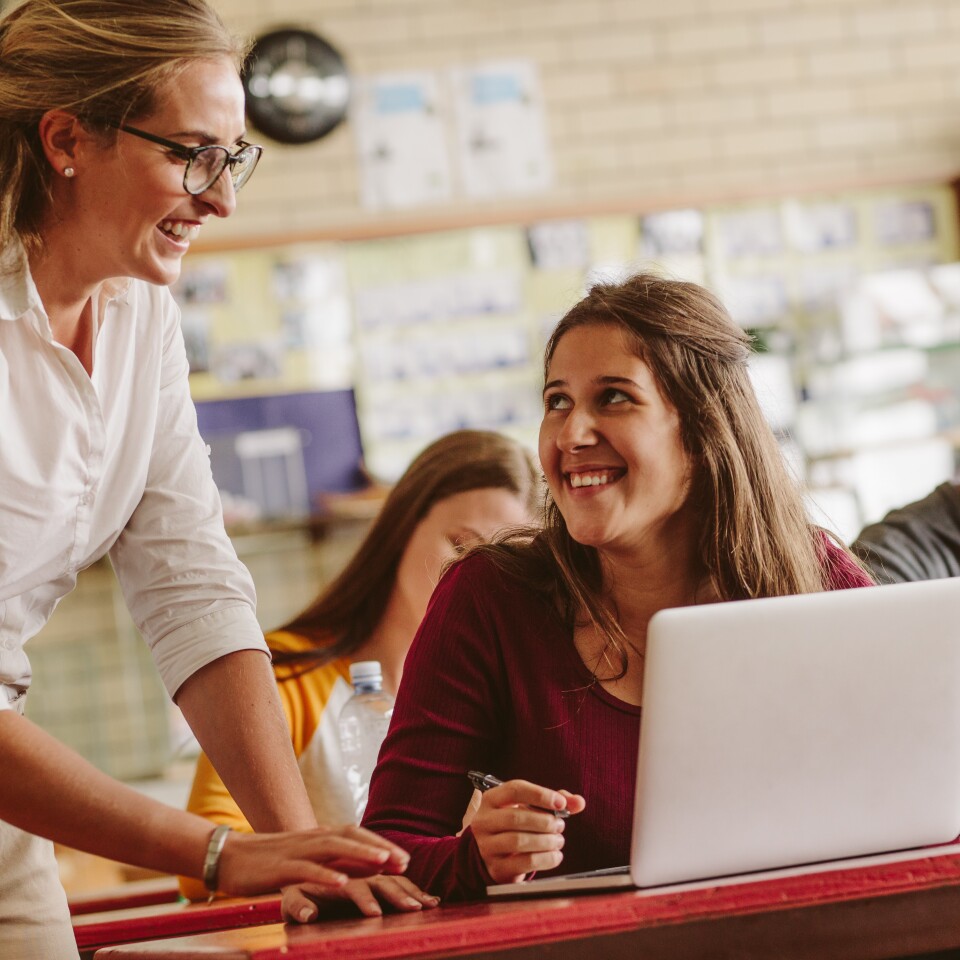 VoortgezetOnderwijs_ITS_ICT_lesgeven in de klas 2 vrouwen