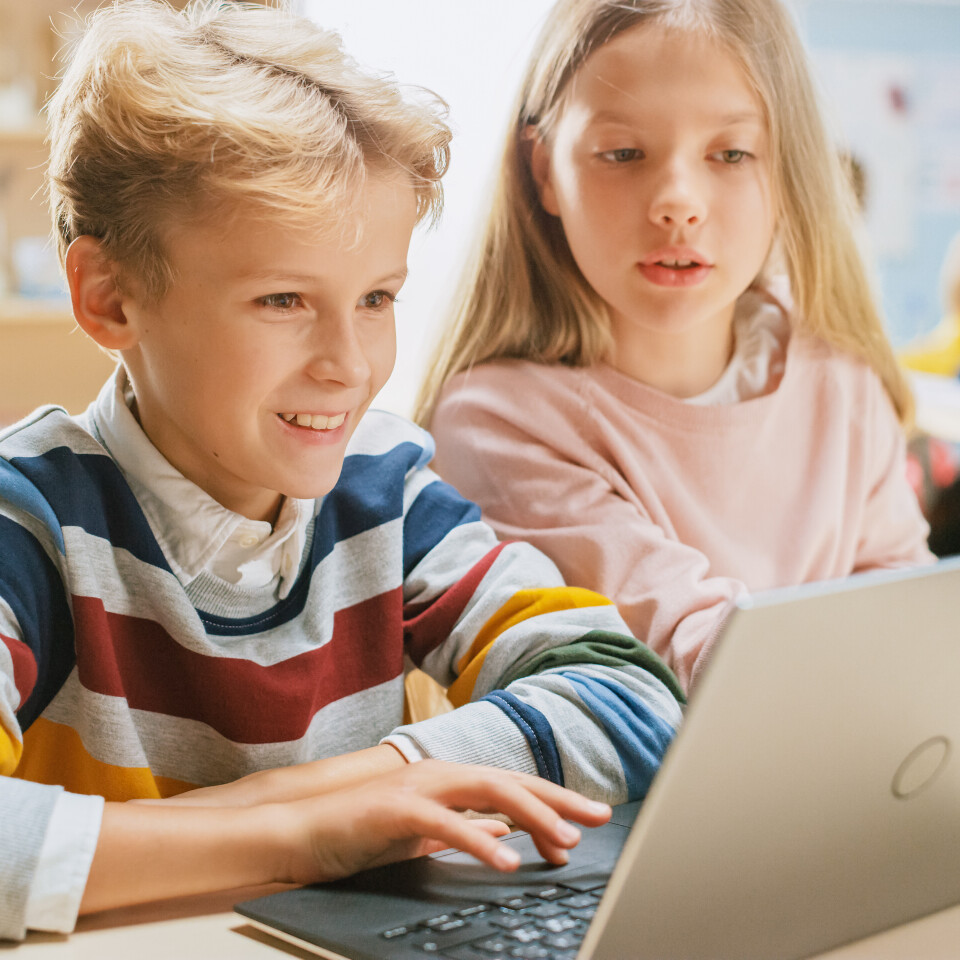 PrimairOnderwijs_ITS_ICT_jongen en meisje achter de computer